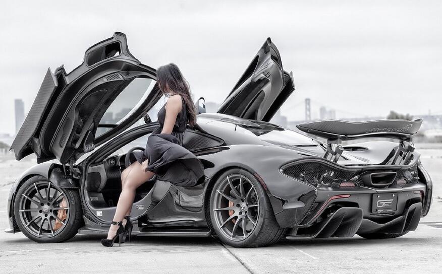 美女与野兽!看迈凯轮P1如何俘获女神