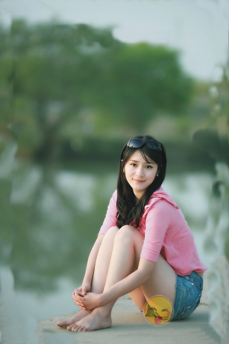 小湖边的一个清新靓丽白皙美女，景美人也美！